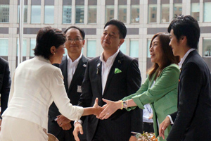 小池知事初登庁と出迎える上田令子